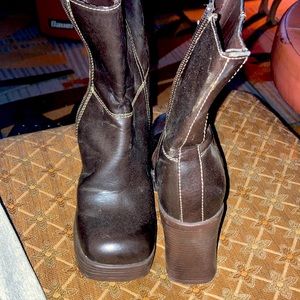 No boundaries,brown high heel boots,             Size 5 1/2